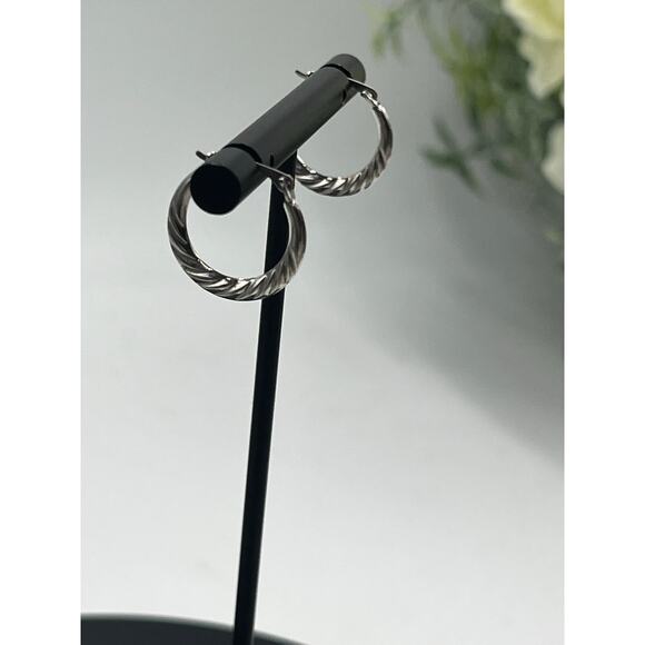 14k White Gold 3mm Crescent Shrimp Small Hoop Earrings .70 grams ZZ JI - Picture 4 of 10